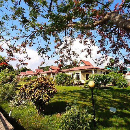 Attran Hotel Моламяйн Екстериор снимка