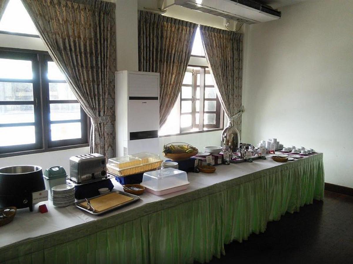 Attran Hotel Моламяйн Екстериор снимка